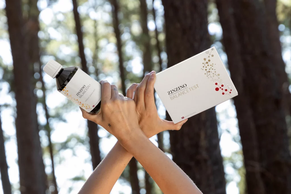 ¿Alguna vez te has preguntado si tu cuerpo está recibiendo los nutrientes esenciales que necesita? El BalanceTest de Zinzino ofrece respuestas claras a esta pregunta crucial. Esta prueba innovadora analiza minuciosamente tus niveles de ácidos grasos mediante una metodología científica avalada, detectando posibles carencias de Omega-3 o excesos de Omega-6 que puedan estar impactando tu bienestar