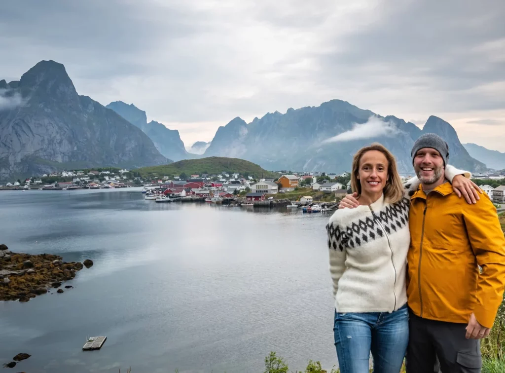 Mujer embarazada sosteniendo su vientre con expresión feliz