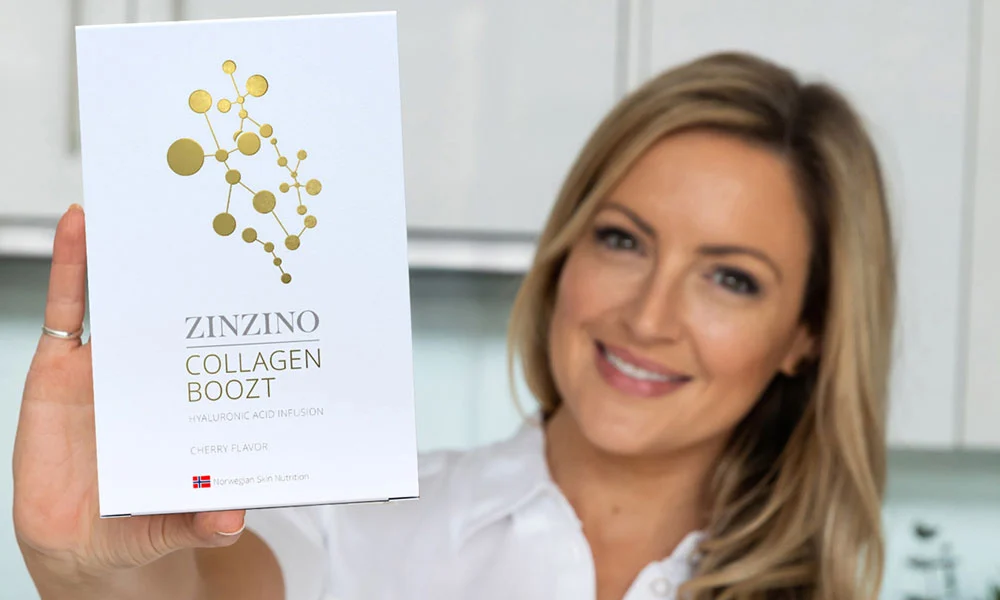 Mujer sosteniendo caja de Collagen Boozt Zinzino, suplemento de colágeno marino para piel radiante