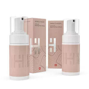 Suavizante en espuma VITALIZE de HANZZ+HEIDII, envase blanco y plateado para piel equilibrada.